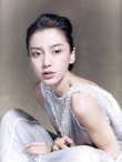 Angelababy演绎百变女王 妆容精致秀白嫩美腿