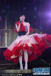 王菲演唱會紅裙華麗霸氣 不返場只說四聲謝謝