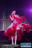 王菲演唱會紅裙華麗霸氣 不返場只說四聲謝謝