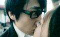女卧底被逼“强吻”眼镜男 玩偶定情上演英雄救美