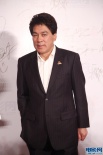 《戒烟不戒酒》剧组亮相 朱时茂依旧低调大气