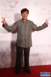 成龍大哥中山裝現(xiàn)身紅毯 雙手做V手勢(shì)心情大好