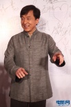 成龍大哥中山裝現(xiàn)身紅毯 雙手做V手勢(shì)心情大好