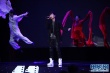 陈楚生唱“通天帝国”宣传曲 歌声悠扬场面温馨