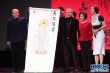 胡靜登上舞臺助拍觀音畫卷 笑容滿面現(xiàn)場送祝福