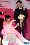 Selina再摆盛大婚宴 现场与老公贴身耳语显亲密