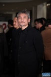 徐克一身黑裝上臺(tái)顯俠氣 執(zhí)筆壞笑不忘頑童本色