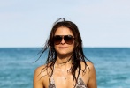 玛丽娅·曼努诺斯沙滩嬉戏 穿比基尼秀美胸丰臀