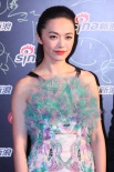 楊冪露背與馮紹峰秀恩愛 稱結(jié)婚要“馮叔”同意