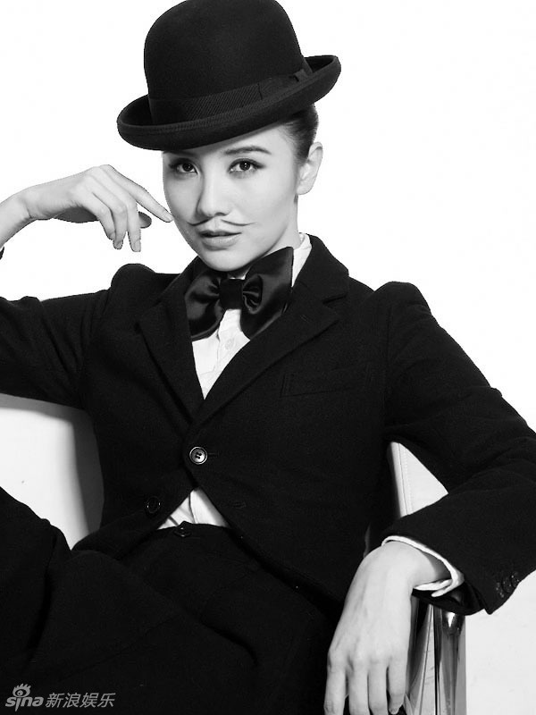 小宋佳变身狂野逗趣女爵 贴须执杖雅痞劲十足