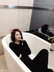 戚薇自曝浴室私家萌照 性感小惡魔仰臥浴缸