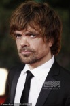 彼特·丁拉基攜手埃里卡·施密特 女高男矮顯滑稽
