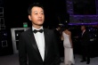 佟大为参加金球奖派对 黑色礼服尽显男人魅力
