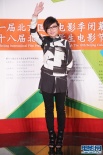 巩俐着紫色抹胸长裙亮相戛纳红毯