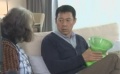 张丰毅捧出“传家宝” 片场遭遇围观戏外爱耍宝