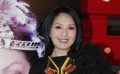 楊千嬅笑稱照鏡子當(dāng)做胎教 出席簽名會老公護(hù)航