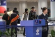董潔素顏奔波現(xiàn)大眼袋 寒冬穿皮草馬夾不怕凍