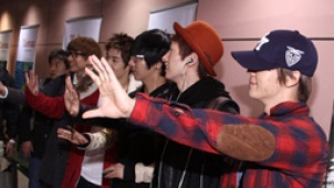 Super Junior成员抵台 众多粉丝热情接机