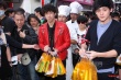 陳漢典、倪安東宣傳新片 街頭發(fā)紅包唱情歌造勢(shì)