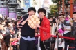 陳漢典、倪安東宣傳新片 街頭發(fā)紅包唱情歌造勢(shì)