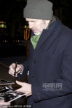 第62届柏林影节将开幕 评审团成员为影迷签名