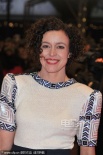 瑪麗婭·施拉德紅唇難掩蒼老 白色上衣被評呆板