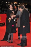 《儿童游戏》首映 芭芭拉简约黑裙大秀惹火美背