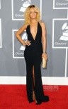格萊美音樂(lè)獎(jiǎng)紅毯：蕾哈娜深V裸背菲姬鏤空裝