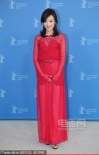 张艺谋与贝尔哥俩好 倪妮透视红裙亮相发布会