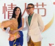 楊冪、劉愷威深情相擁表愛(ài)意 情人節(jié)牽手秀甜蜜