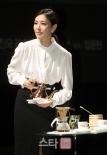 金素妍红色长裙美艳亮相 扮演咖啡师受关注