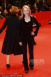女星蘇珊·鮑曼紅毯不避嫌 撫導演Christian胸口