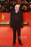 评审团主席迈克亮相柏林红毯 胡子拉碴尽显老态