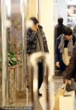李亞鵬忙工作電話講不停 友人全程陪護(hù)照看李嫣
