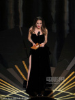安吉丽娜·朱莉烈焰红唇 登颁奖台秀出性感长腿