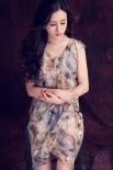 美女导演杨紫婷曝写真 长发花裙露大腿妖娆尽显