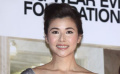 蒙嘉慧銀色長裙秀香肩 不畏異地戀只等鄭伊健求婚