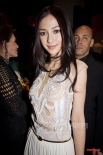 Angelababy透视装现身巴黎 获设计师邀见感荣幸