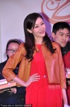 李嘉欣艷裙現(xiàn)身保鏢開道 被問懷二胎微笑不回應