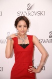 佟麗婭出席時尚活動 紅裙秀好身材盡顯嫵媚動人