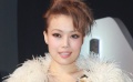 容祖兒白色羽毛裝奢華亮相 自曝獲駕照感動(dòng)落淚