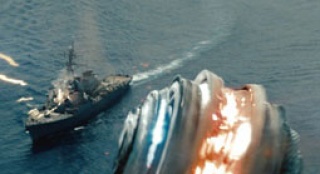 《战舰》终极版预告片 外星人发夺命“风火轮”