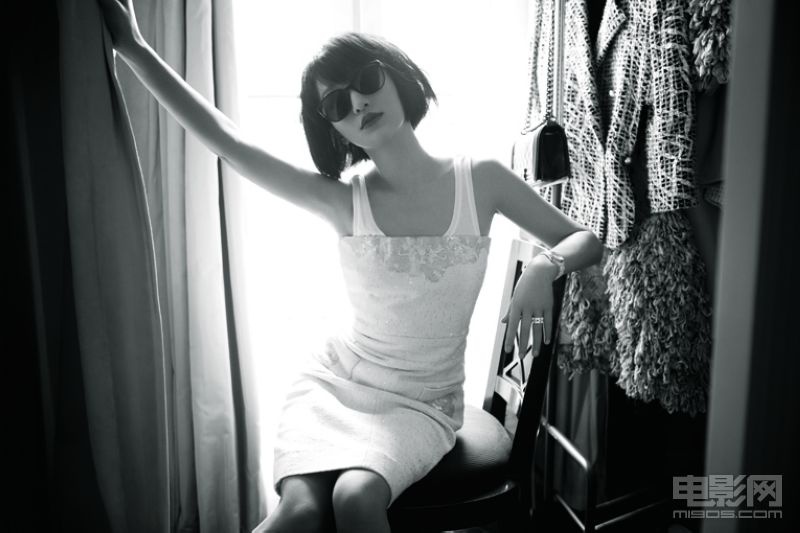 周迅巴黎写真登杂志封面 萝莉装扮可爱范儿十足