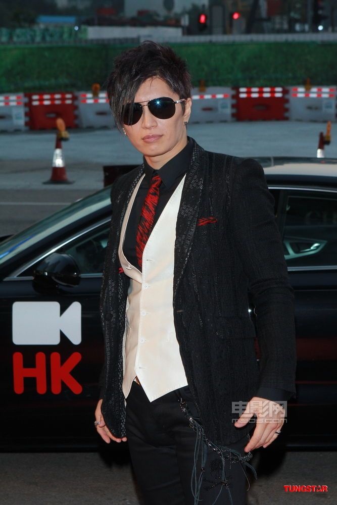 日本"视觉系王子"gackt登场 黑超红领带酷帅_影节红毯_图集_电影网