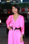 “現(xiàn)代花木蘭”胡婷婷甜笑現(xiàn)身 熒光粉長裙嚇人