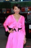 “現(xiàn)代花木蘭”胡婷婷甜笑現(xiàn)身 熒光粉長裙嚇人
