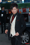 日本“視覺系王子”GACKT登場 黑超紅領帶酷帥