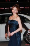日女星香里奈藏藍色緞面禮服亮相 露乳溝秀香肩