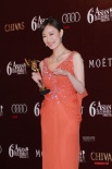 倪妮获得最佳新人奖亲吻奖杯 甜美笑容受众人赞