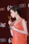 倪妮获得最佳新人奖亲吻奖杯 甜美笑容受众人赞